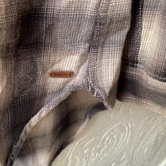 Roots lumberjack shirt, size large. Taupe and grey checks. - Picture 5 of 6